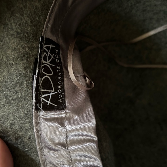 Elegant Gray Hat with Feather Accent - Picture 8 of 9